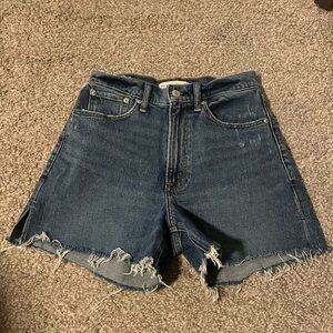 Abercrombie mom short, medium wash